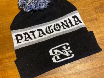 Beanie CNC Monograma pompon
